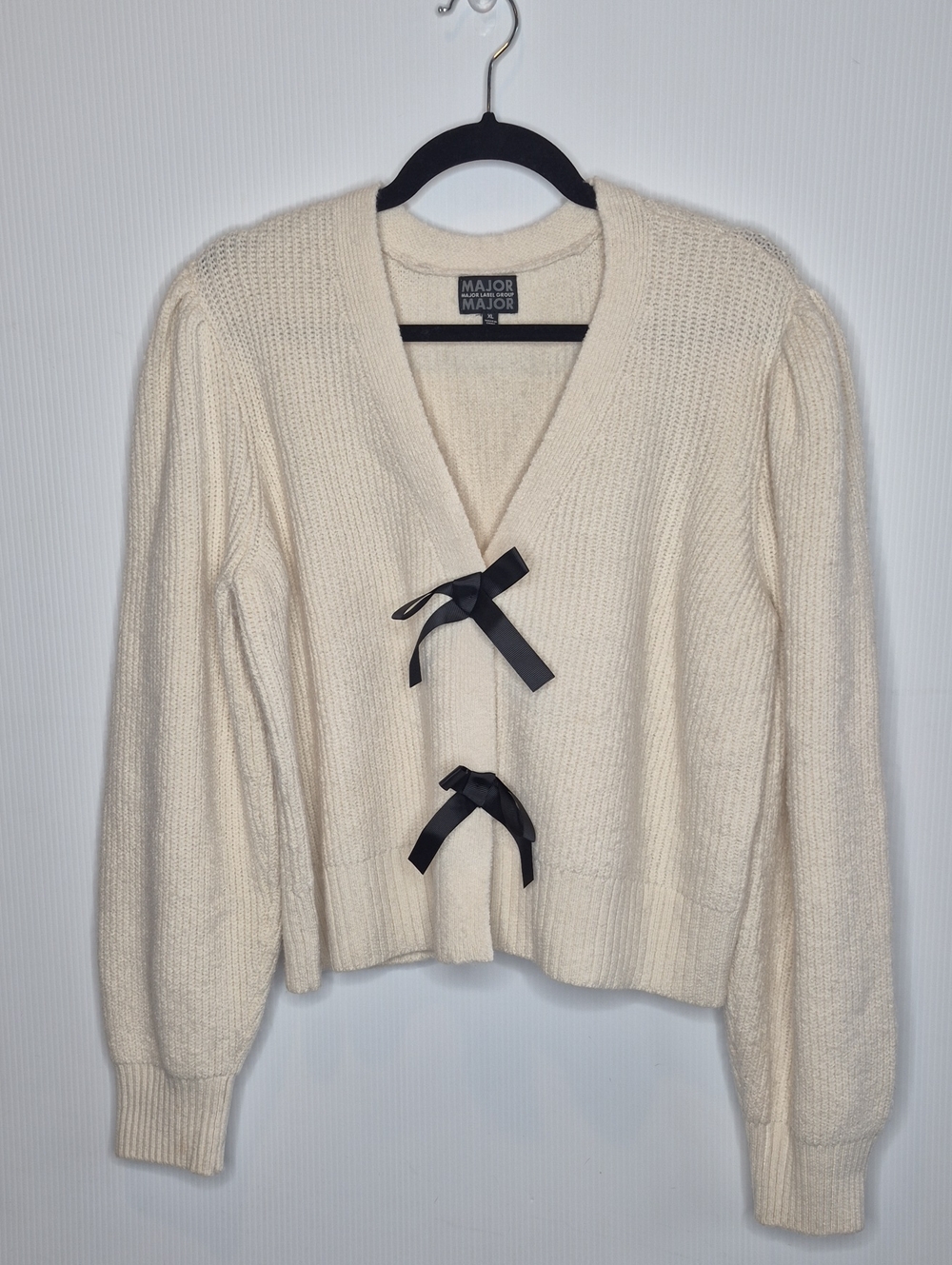 Major Label Group Cream V‑Neck Bow Accent Sweater Size XL